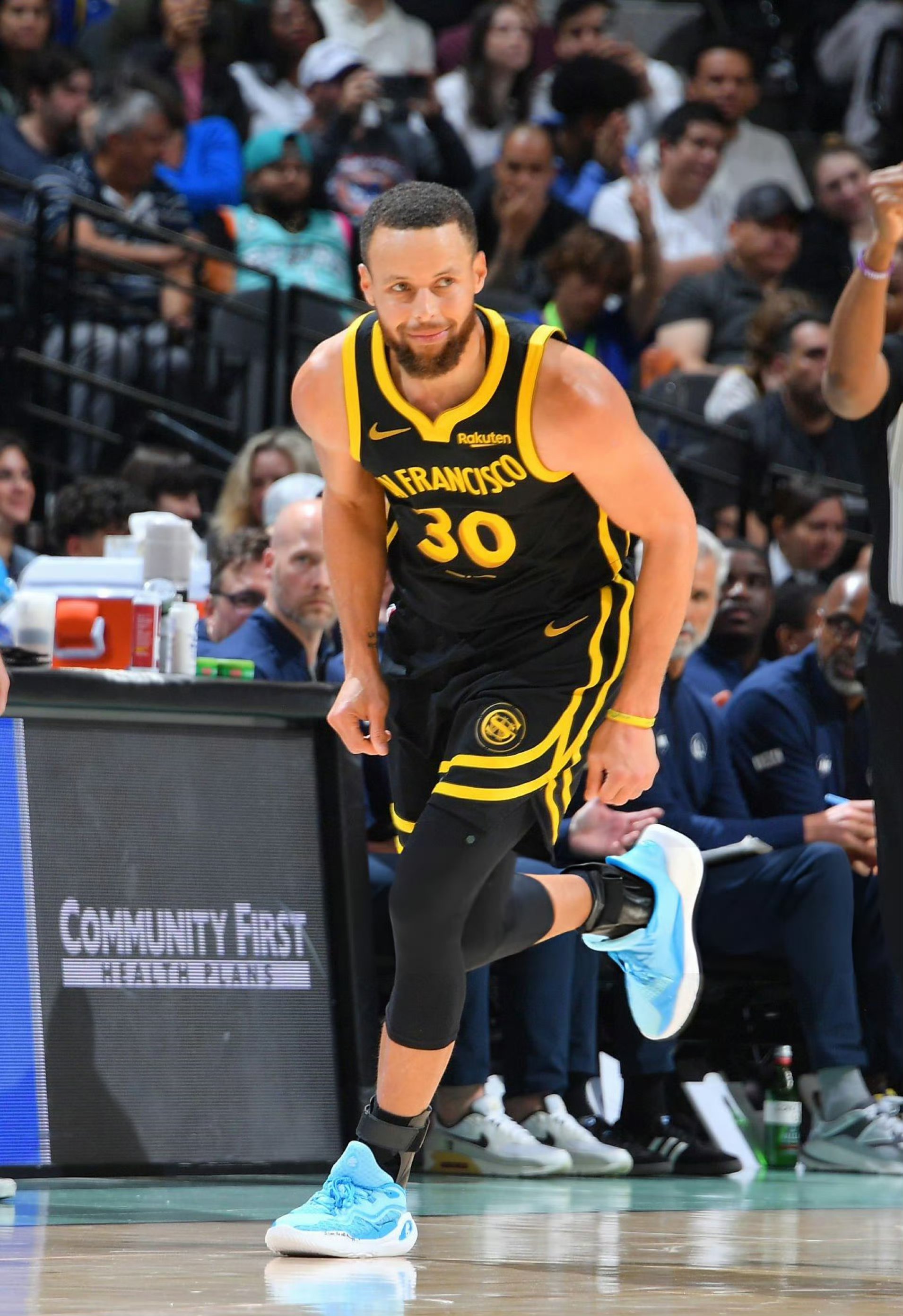 包含金州勇士内部会议纪要流出：集结日再遭质疑，NBA季后赛使命明确，更衣室氛围转暖的词条